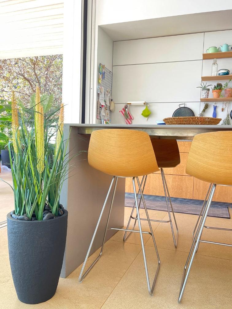 כד פמילי קטן | 30 ס״מ | צמח עשבוני שערות לבנות מלאכותי