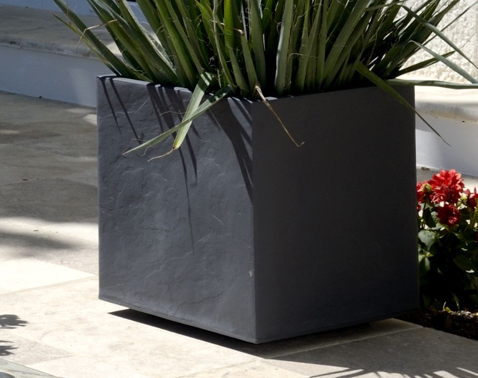 אדנית דמוי אבן | מידות 29.5X29.5X29.5 | אפור כהה