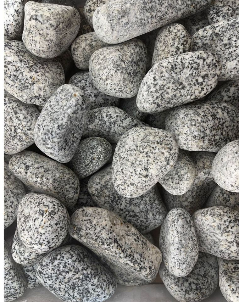 חלוקי נחל אפור מנוקד גודל 3 | שק 20 ק״ג