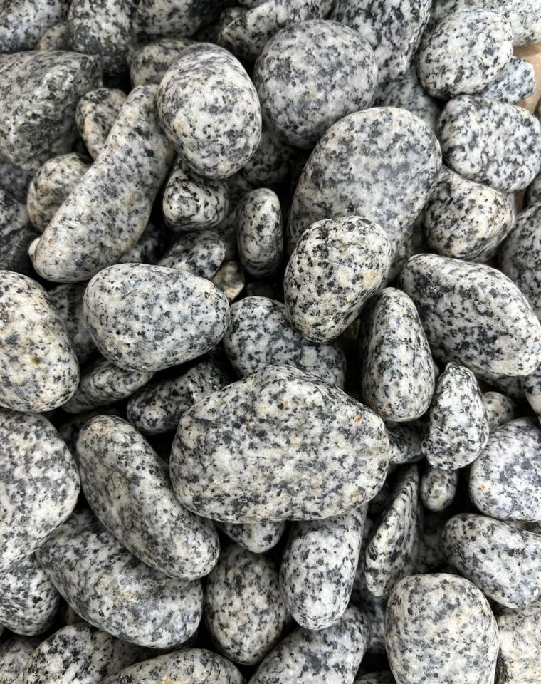 חלוקי נחל אפור מנוקד גודל 4 | שק 20 ק״ג