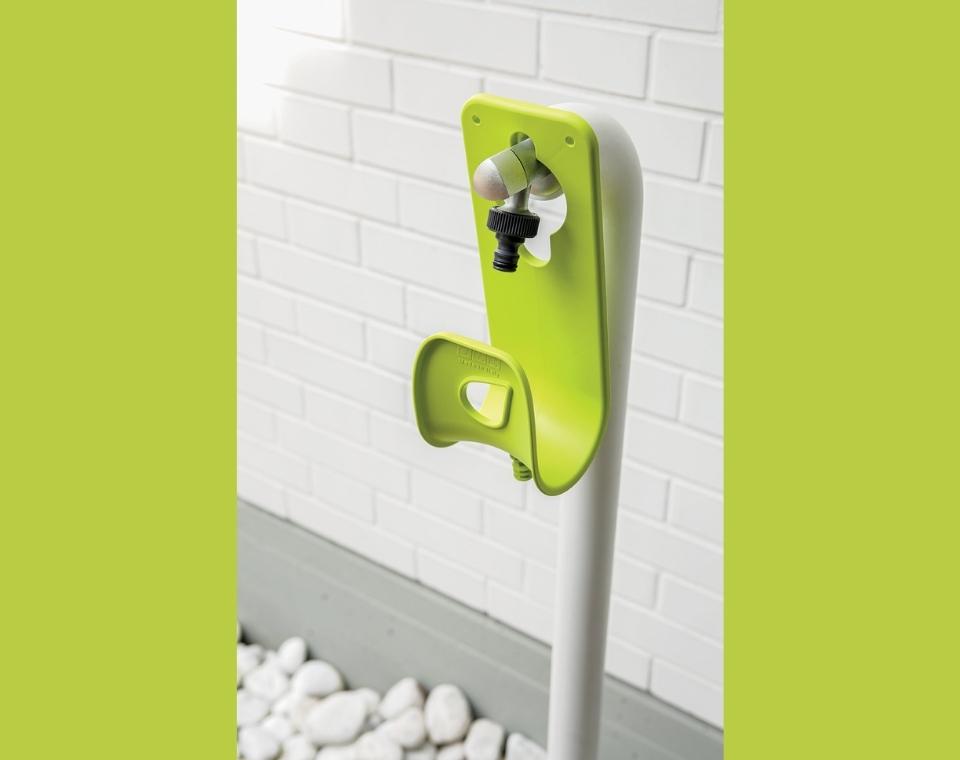 מתקן לתליית צינור השקיה על הברז