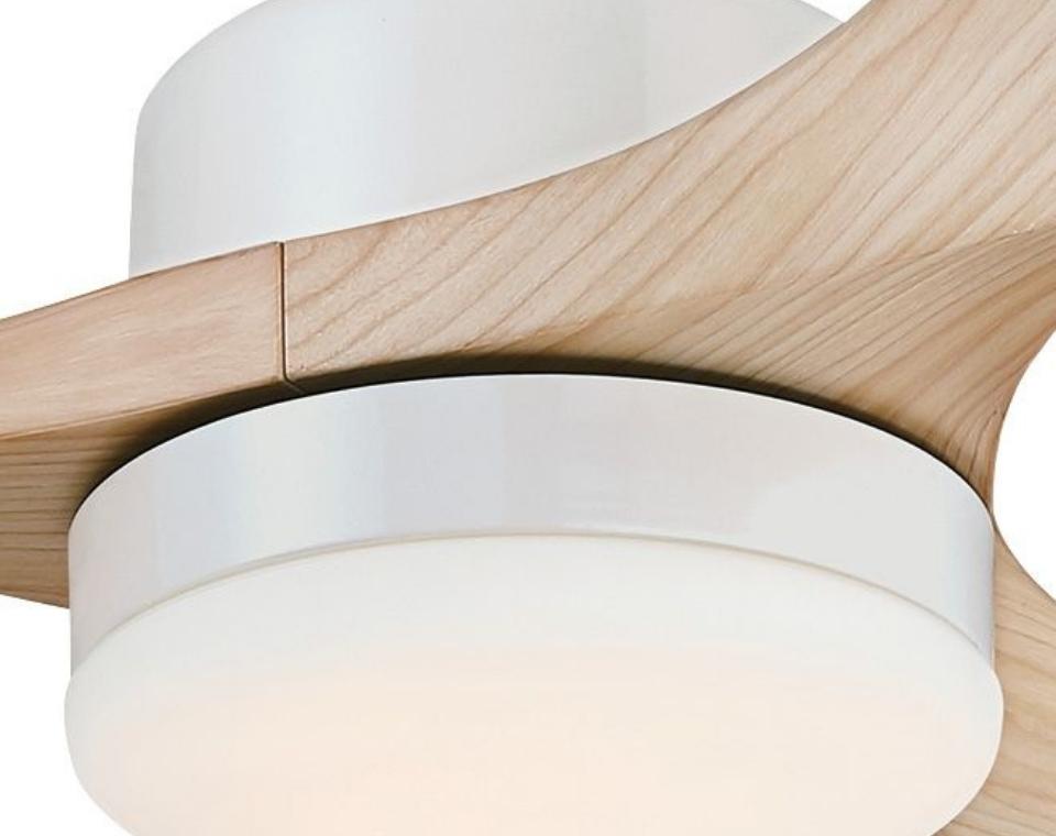 מאוורר תקרה דקורטיבי 52" | דגם Pierre לבן/עץ | כולל גוף תאורה מובנה